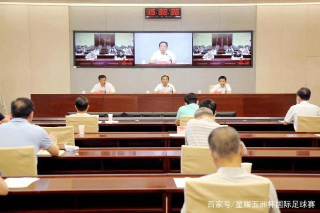 同框两位女演员，身姿差异引发热议，友谊背后更深厚